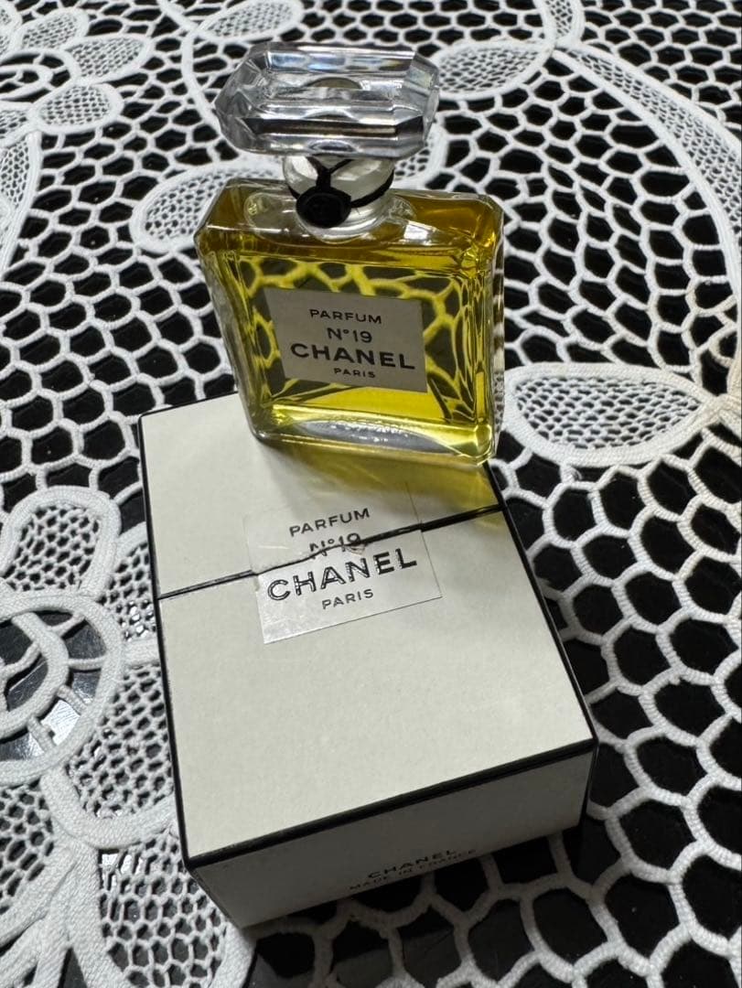 【未使用】CHANEL N°19 パルファム
