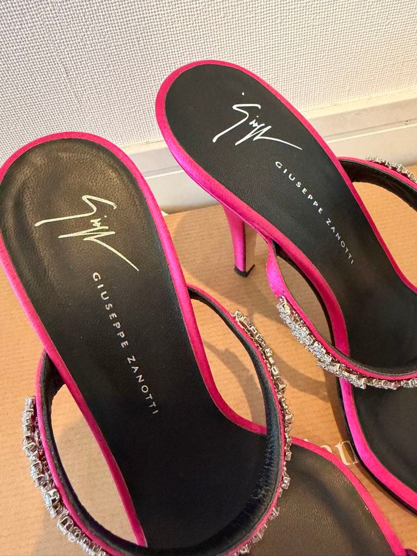 超美品！Giuseppe Zanotti ピンクサンダル36サイズ　サテン