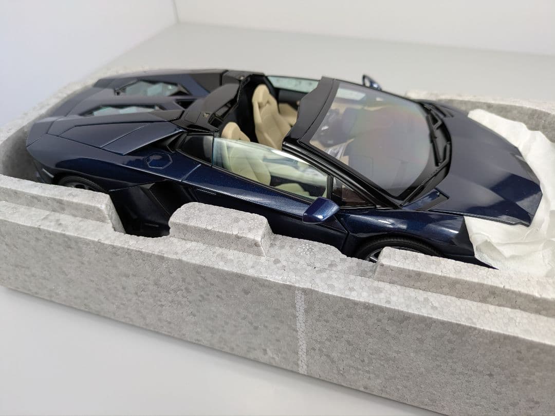1/18 ミニカー オートアート ランボルギーニ アヴェンタドール ロードスター