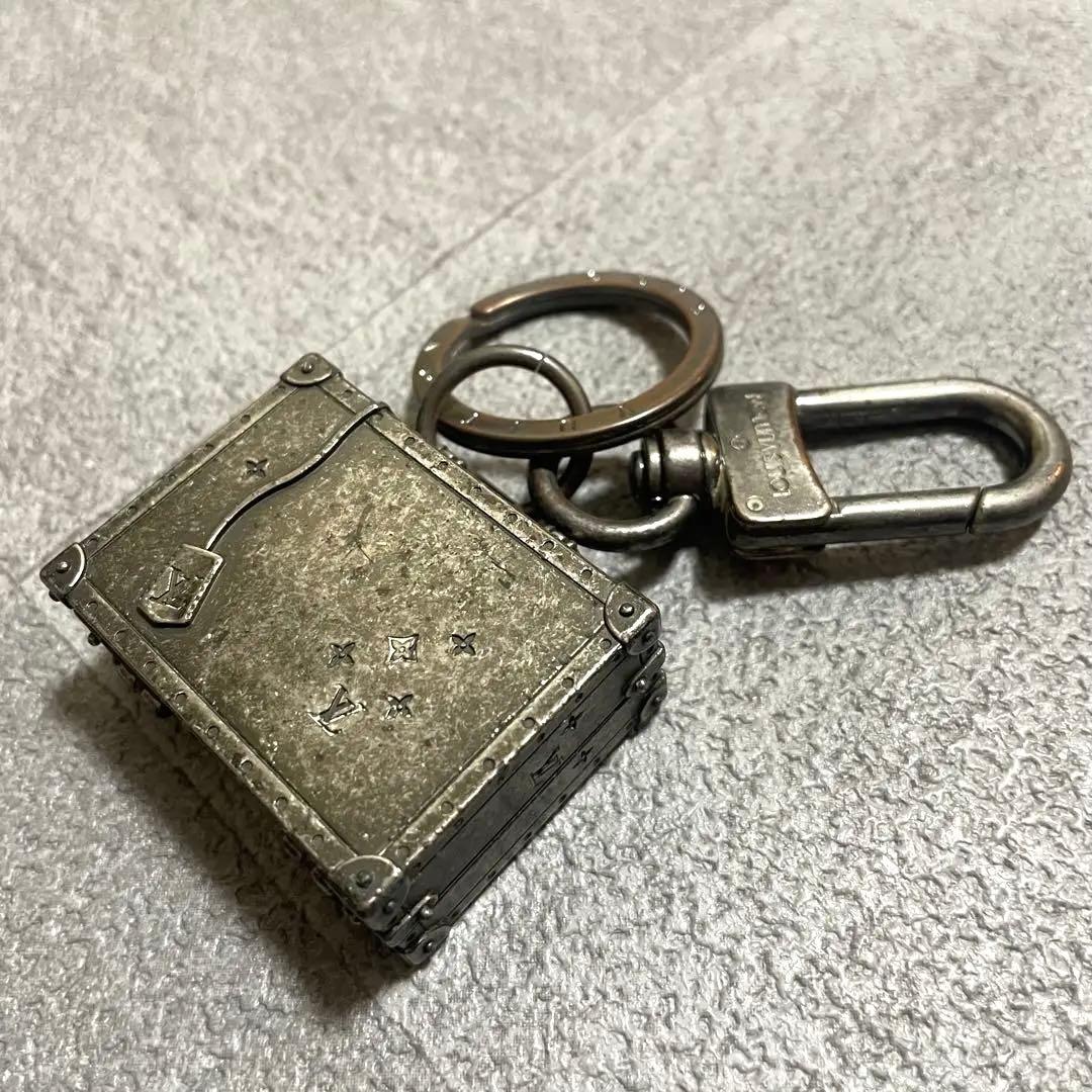 ルイヴィトン ザ プレジデント キーホルダー キーリング バッグチャーム メンズ