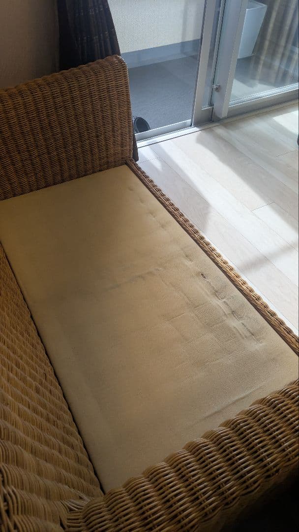 ラタンと布の2人掛けソファ