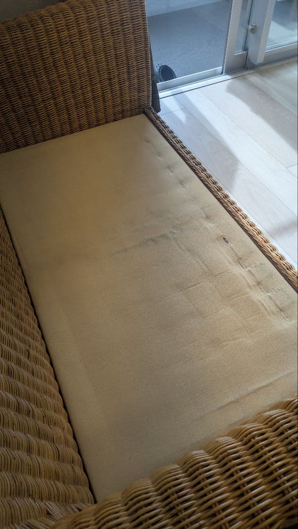 ラタンと布の2人掛けソファ