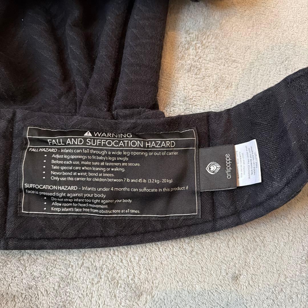 artipoppe アーティポッペ ブラック 抱っこひも 刺繍デザイン