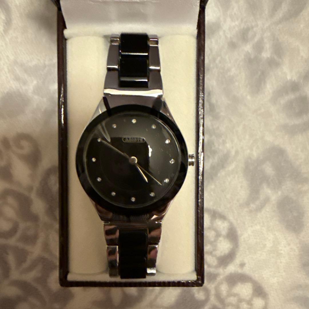 ブラックダイヤル腕時計 シルバーとブラック