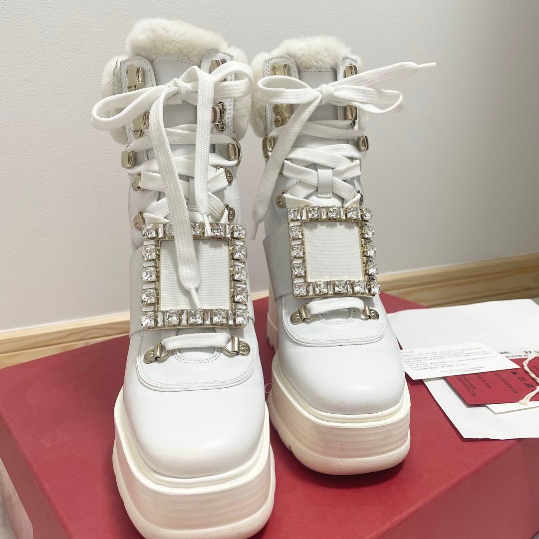 プ*読様 ロジェヴィヴィエ ビジュー ホワイト Roger Vivier ファー