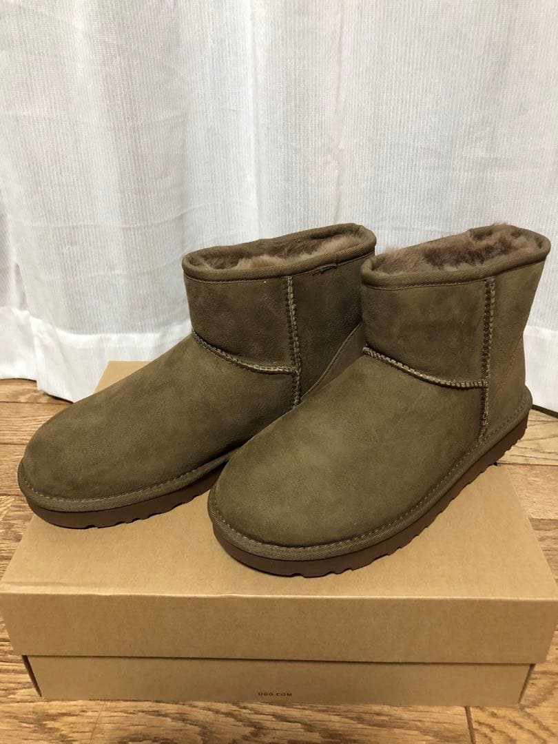 新品　UGG アグ　クラシックミニ　ムートンブーツ　２４センチ