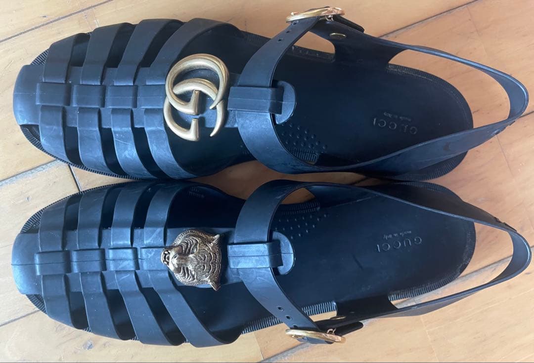 GUCCI GGマーモント タイガーチャーム付き ラバーサンダル ブラック