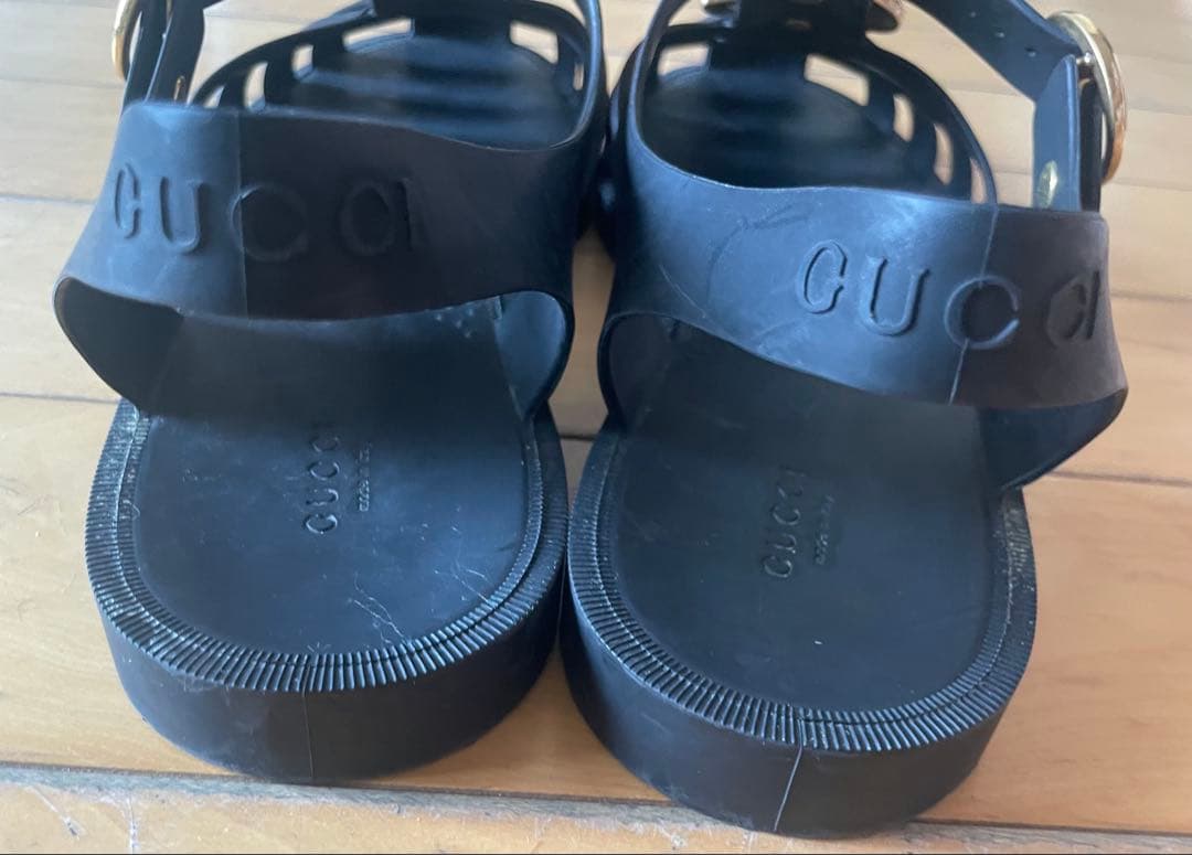 GUCCI GGマーモント タイガーチャーム付き ラバーサンダル ブラック