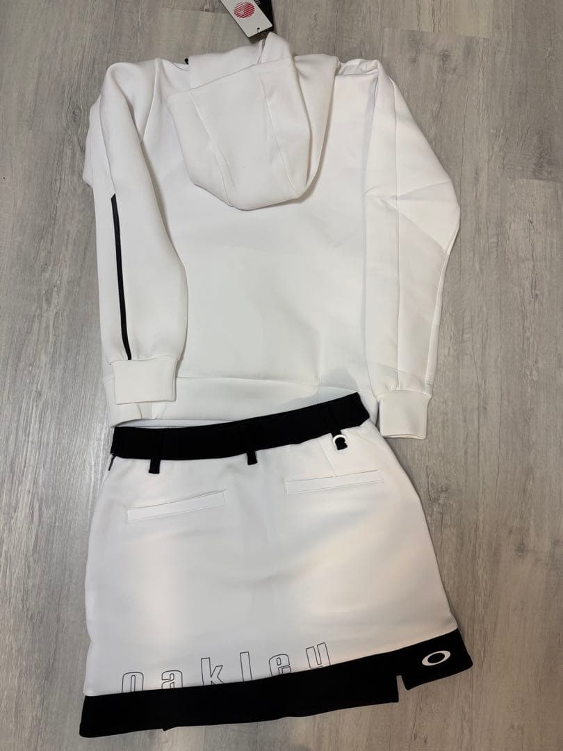 新品　MサイズOAKLEY オークリーゴルフセットアップ パーカー＆スカート
