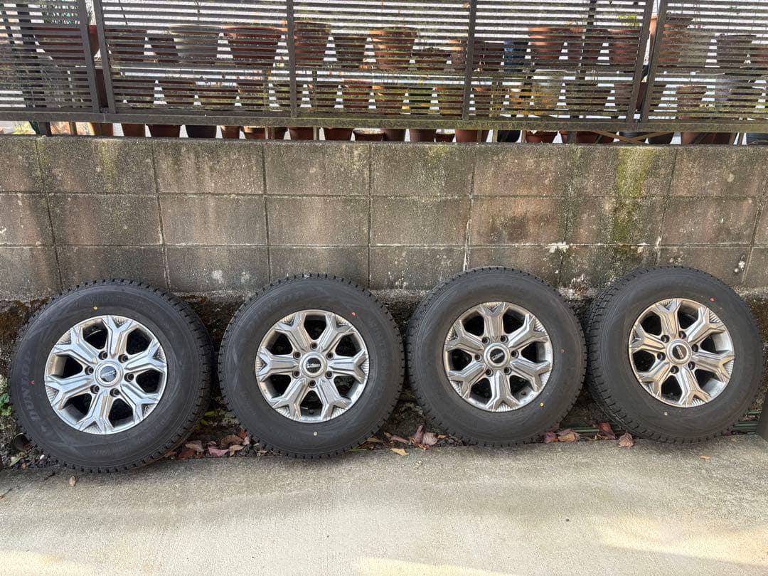 ￼ハイエースキャンパー冬タイヤアルミホイール付き