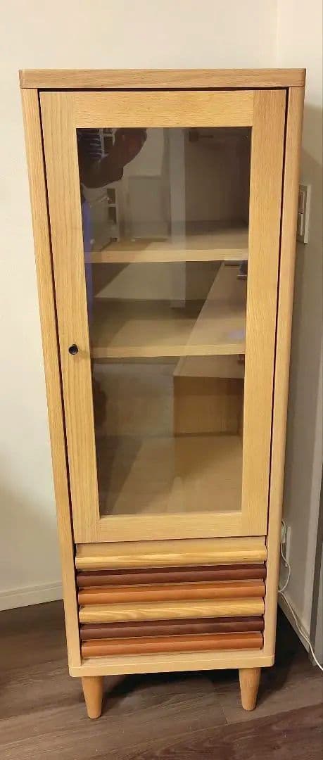 3種の天然木 ガラス扉キャビネット