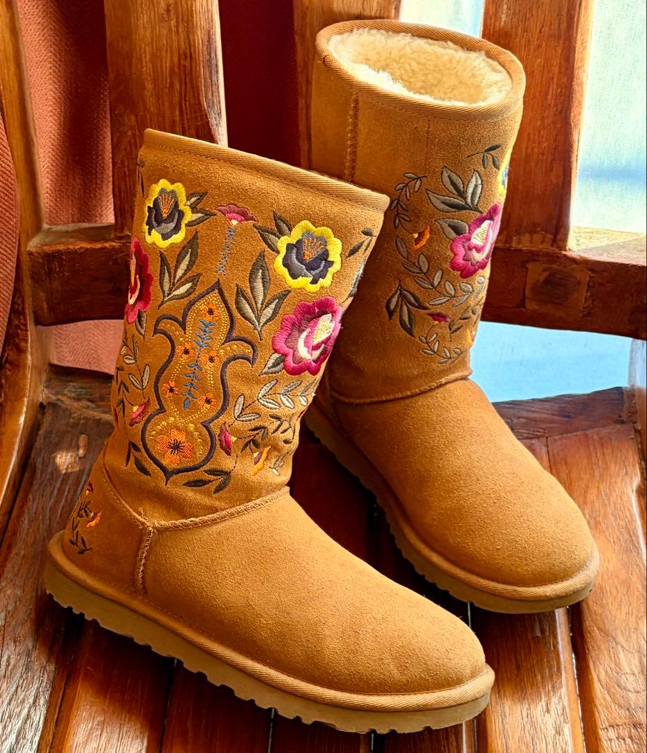 りん様　Hawaii限定✨UGG✨Juliette Floral✨刺繍入