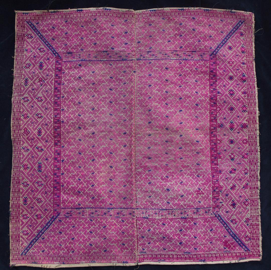 艶のある紫で卍・雷紋などを描く、中国チワン族の2枚繋ぎ刺繍布　1930年代頃の
