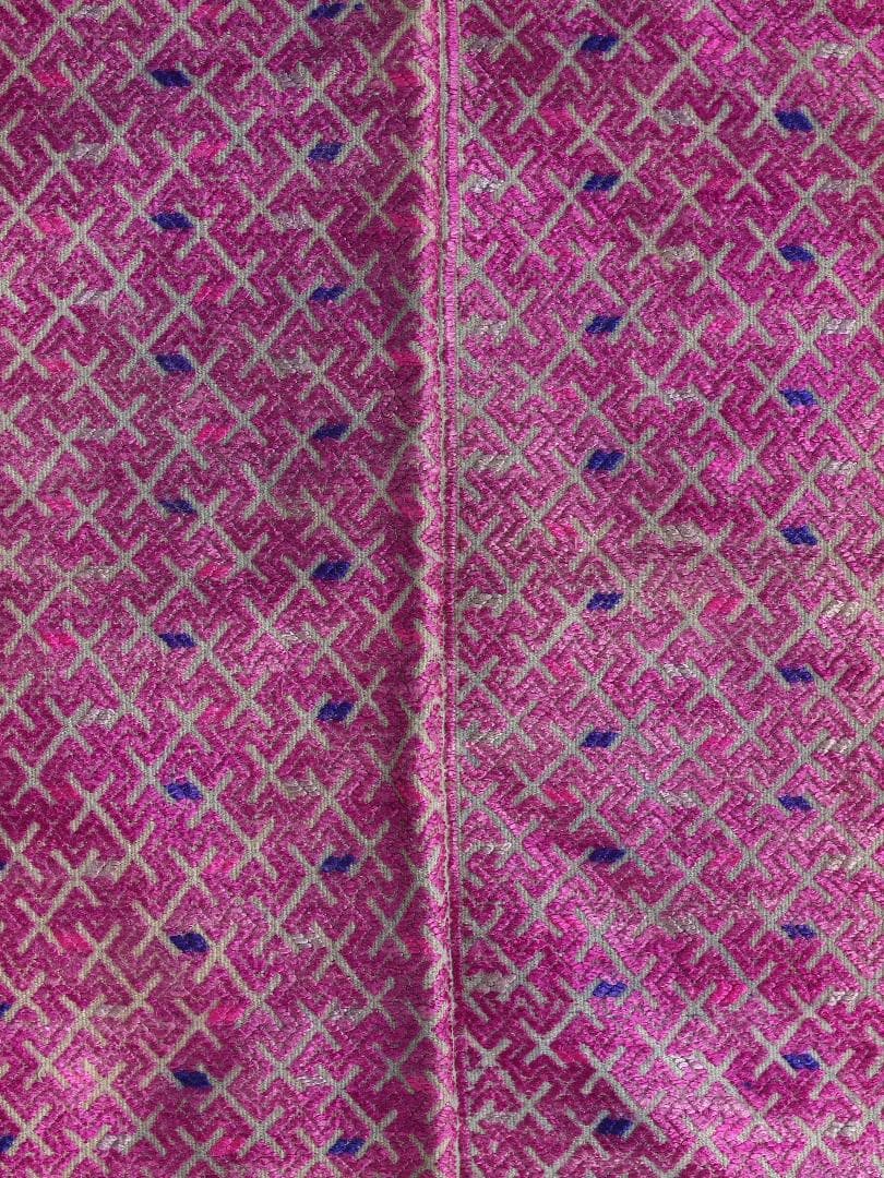 艶のある紫で卍・雷紋などを描く、中国チワン族の2枚繋ぎ刺繍布　1930年代頃の