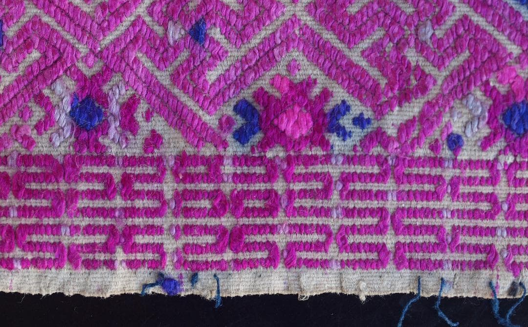 艶のある紫で卍・雷紋などを描く、中国チワン族の2枚繋ぎ刺繍布　1930年代頃の