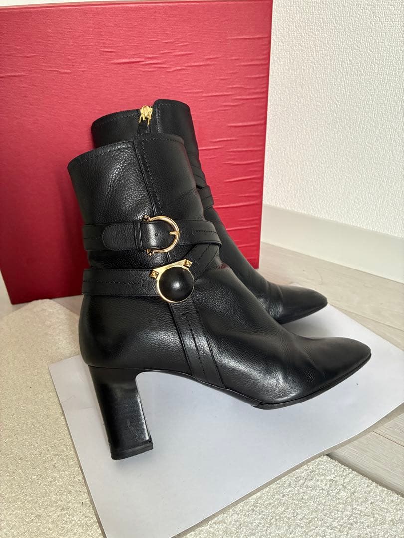 極美品 Ferragamo ブラックレザー　ミドルブーツ　箱付き　24cm