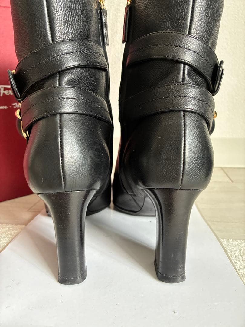 極美品 Ferragamo ブラックレザー　ミドルブーツ　箱付き　24cm