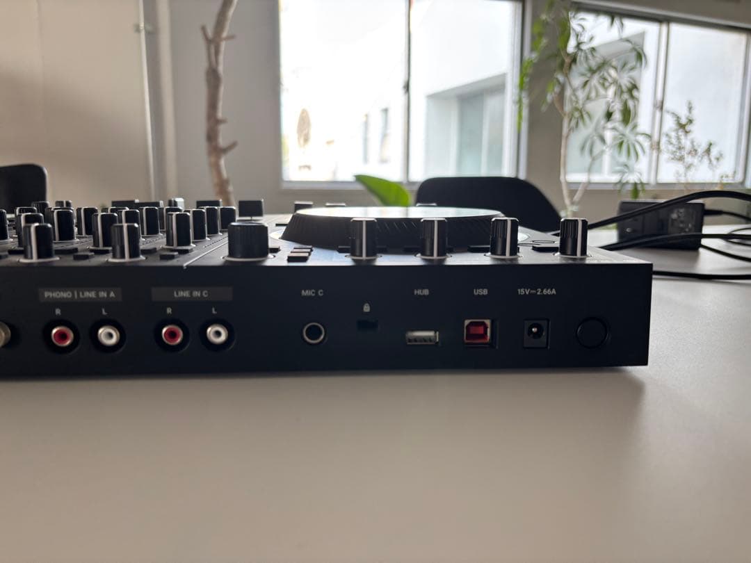 TRAKTOR KONTROL S4 MK3コントローラー