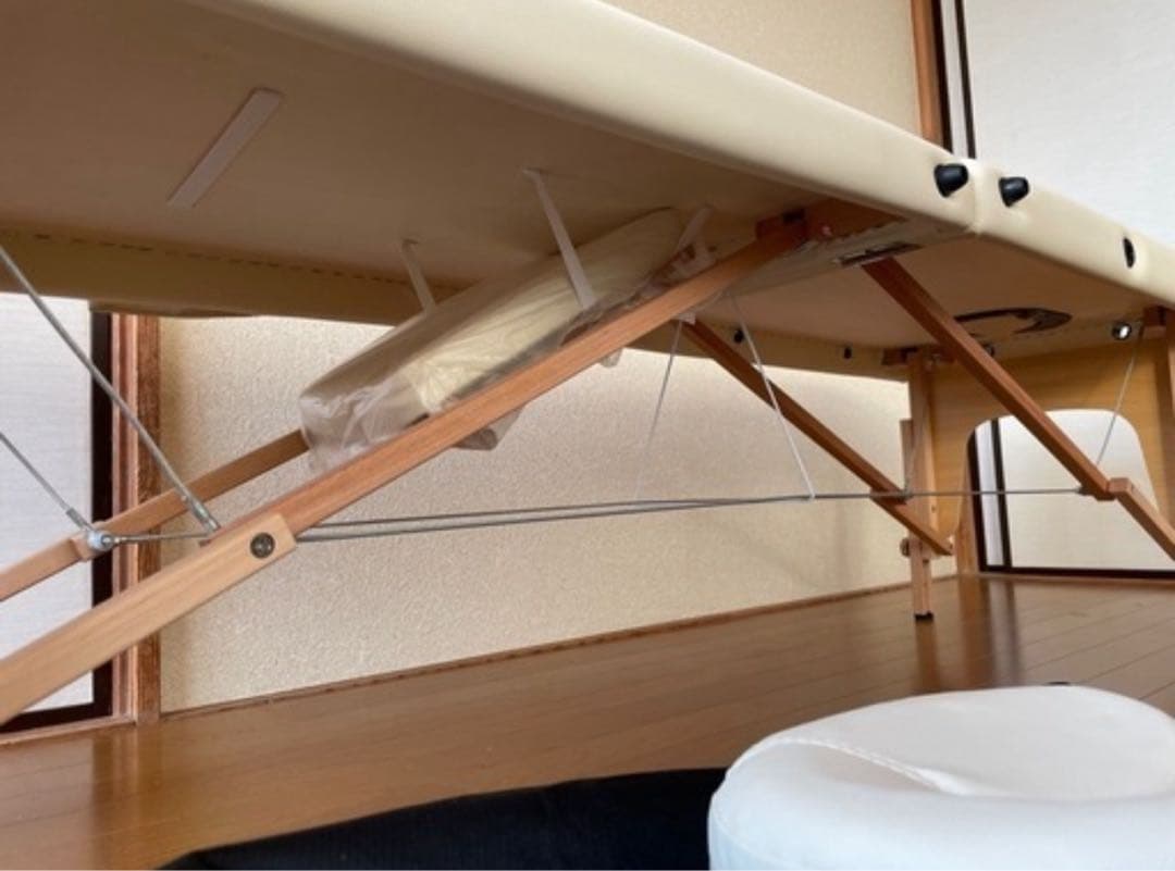 折りたたみ式マッサージベッド クリーム色