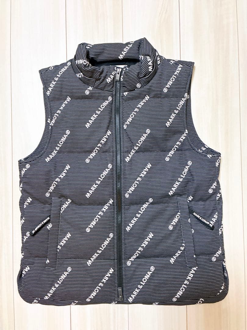 【マークアンドロナ】ロゴ入りストライプ ダウンベスト
