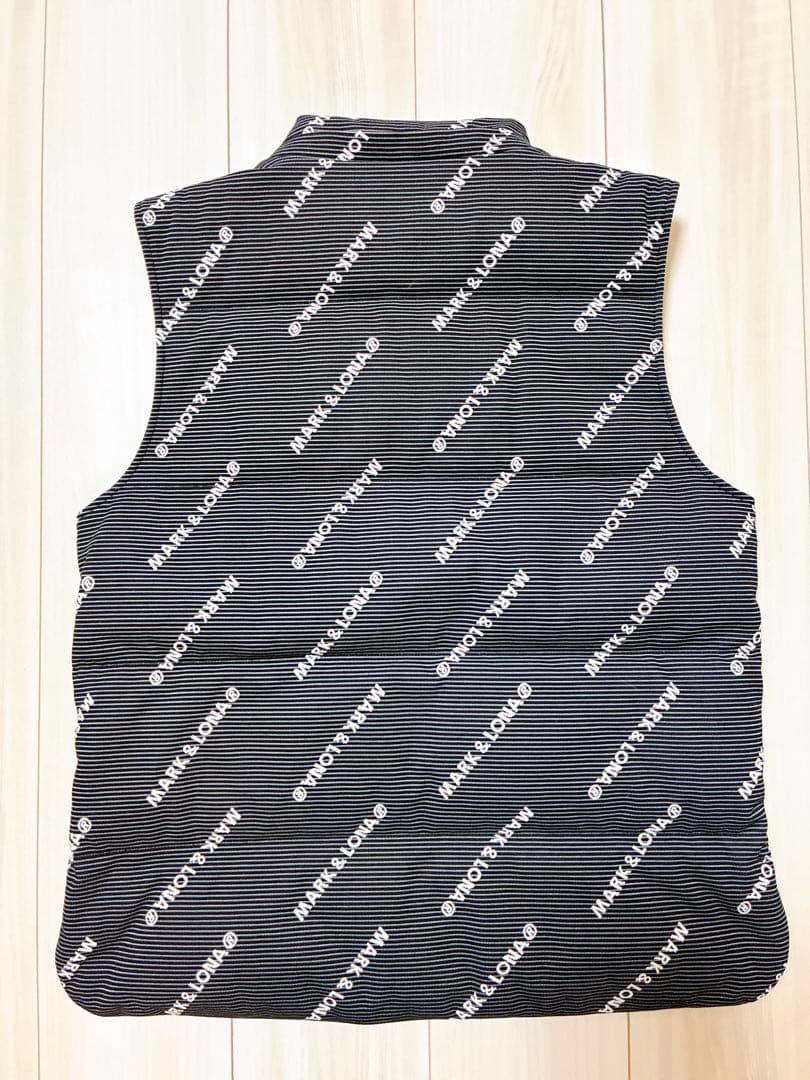 【マークアンドロナ】ロゴ入りストライプ ダウンベスト