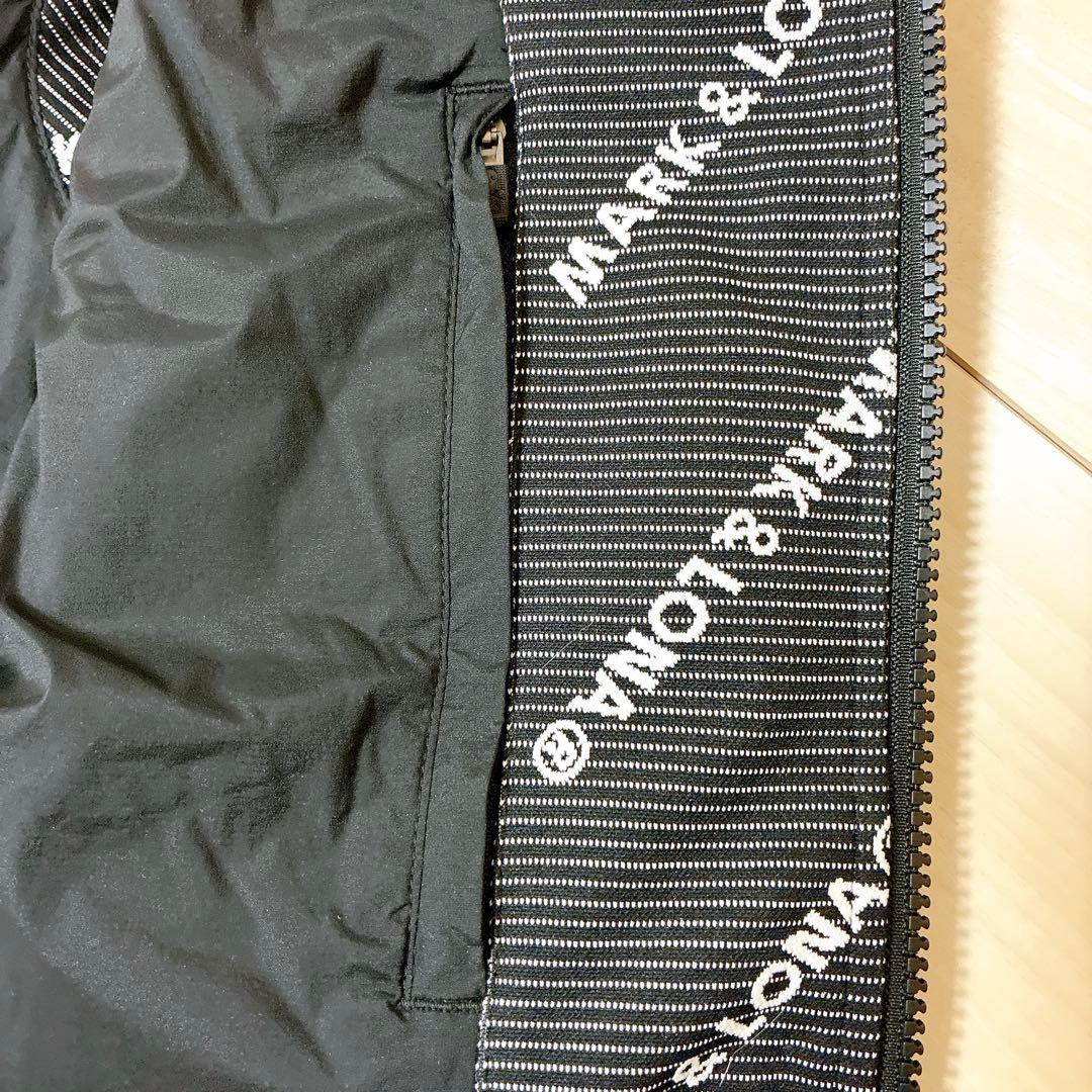 【マークアンドロナ】ロゴ入りストライプ ダウンベスト