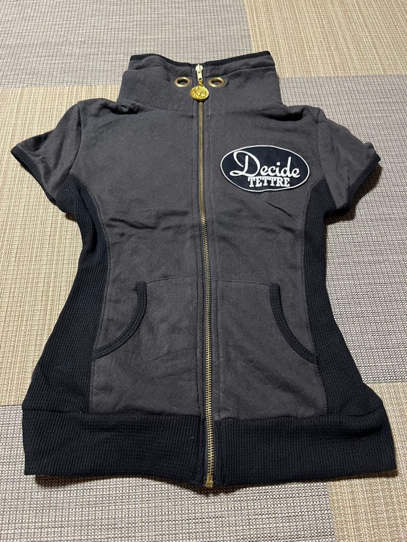 d.i.a. 背中あきダークグレー 半袖