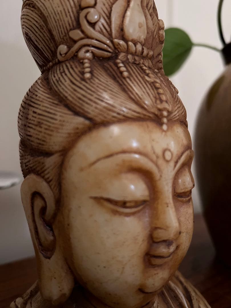 観音菩薩　玉石彫刻　置物　縁起　お守り 箱付き