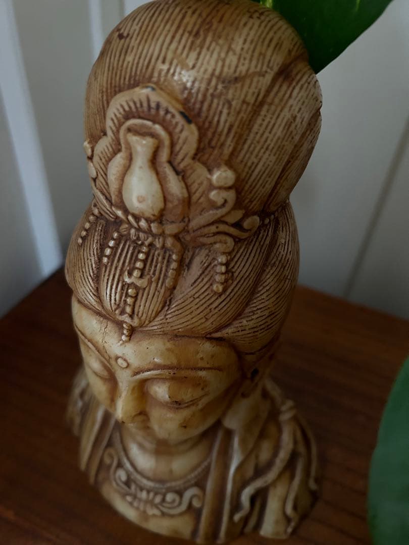 観音菩薩　玉石彫刻　置物　縁起　お守り 箱付き