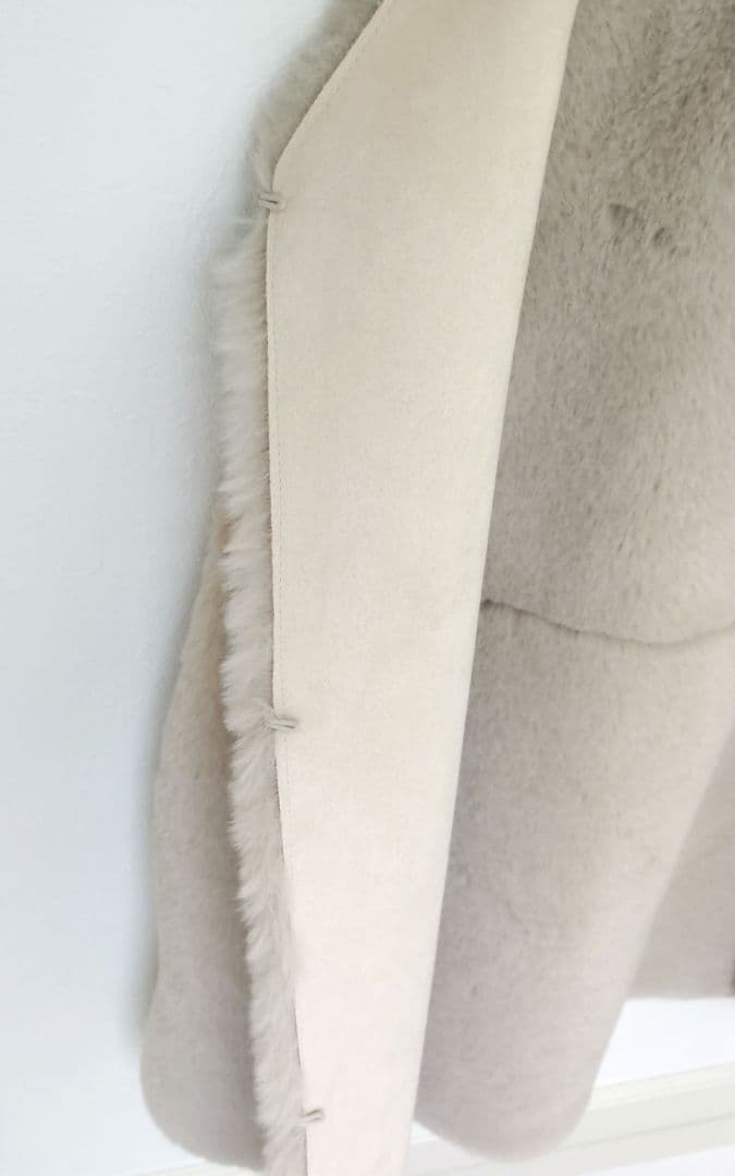 美品【l'armoire de luxe】エコファーリバーシブルベスト　ベージュ