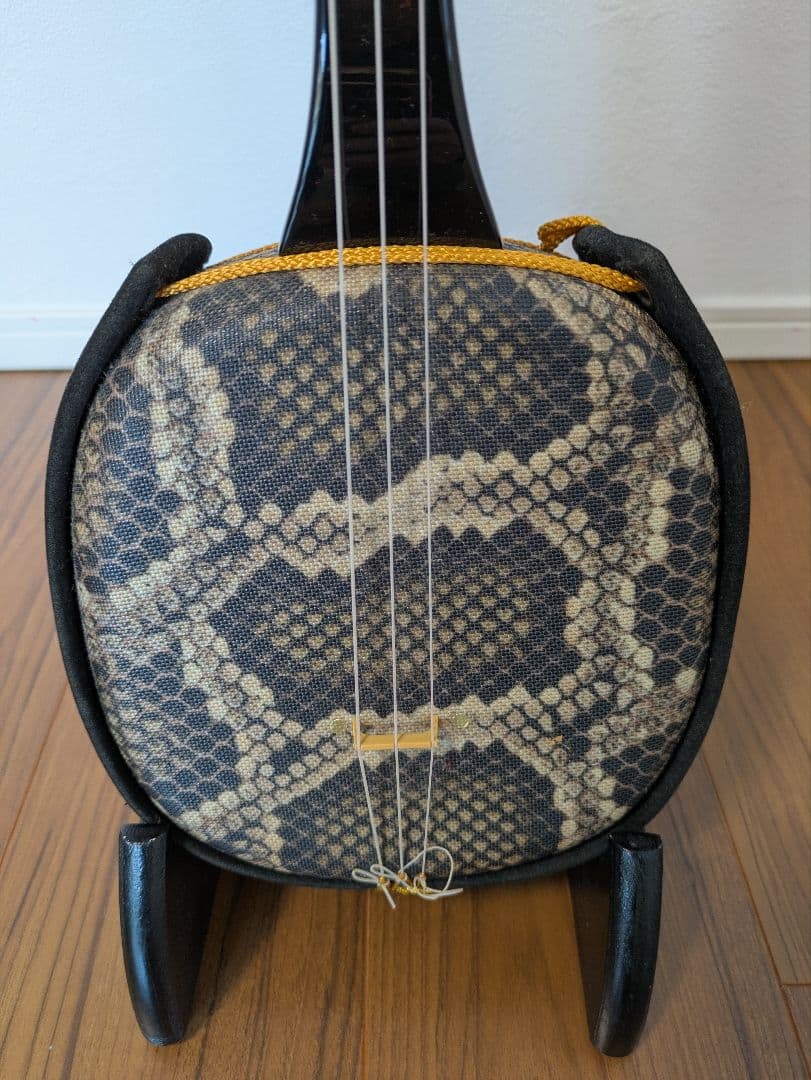沖縄三線 蛇皮風 フルセット 譜面台兼スタンド 教本付 ケース・チューナー付