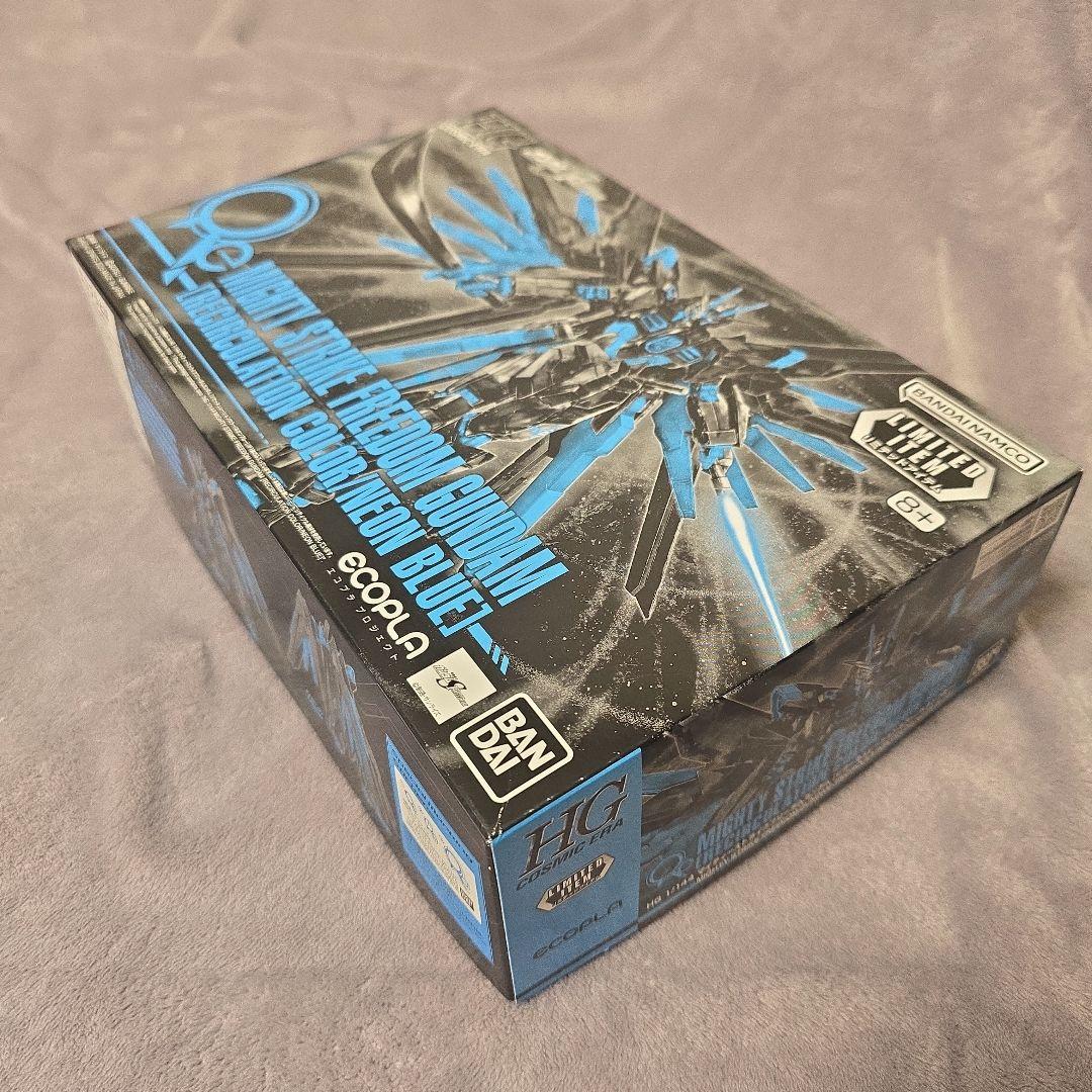 HG Mighty Strike Freedom Gundam ネオンブルー