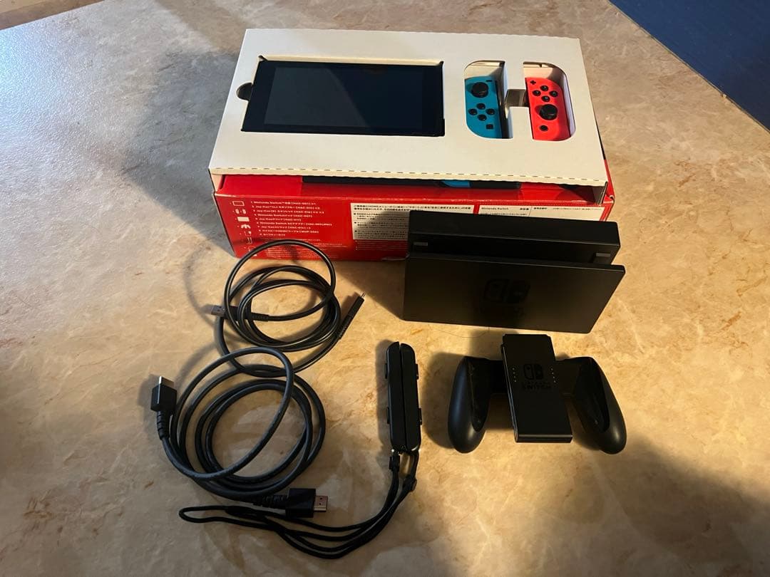 ゆ*ん様 Nintendo Switch 本体・カセット2つ・プロコンの3点セッ