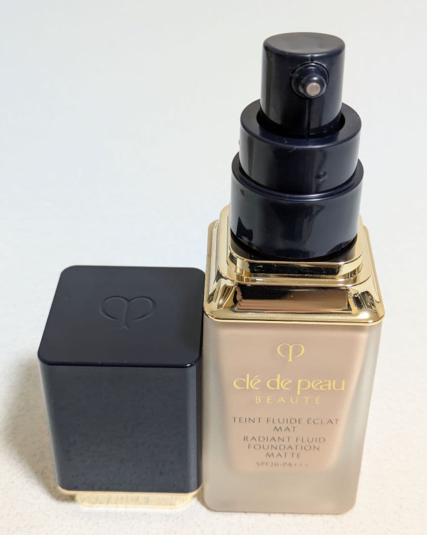 クレ・ド・ポー・ボーテ タンフリュイドエクラ マット ピンクオークル10