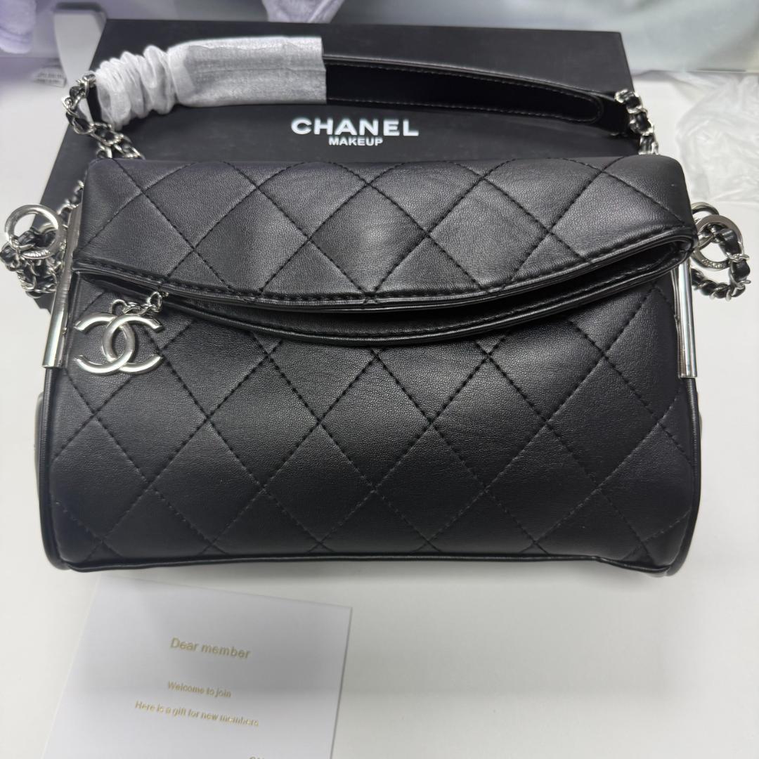 ブラックレザーショルダーバッグ