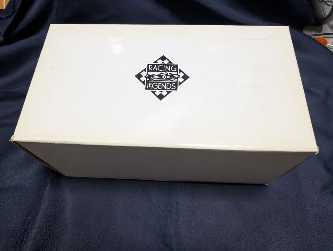 exotoエグゾト製1/18ミニカー ホワイト/バーガンデ