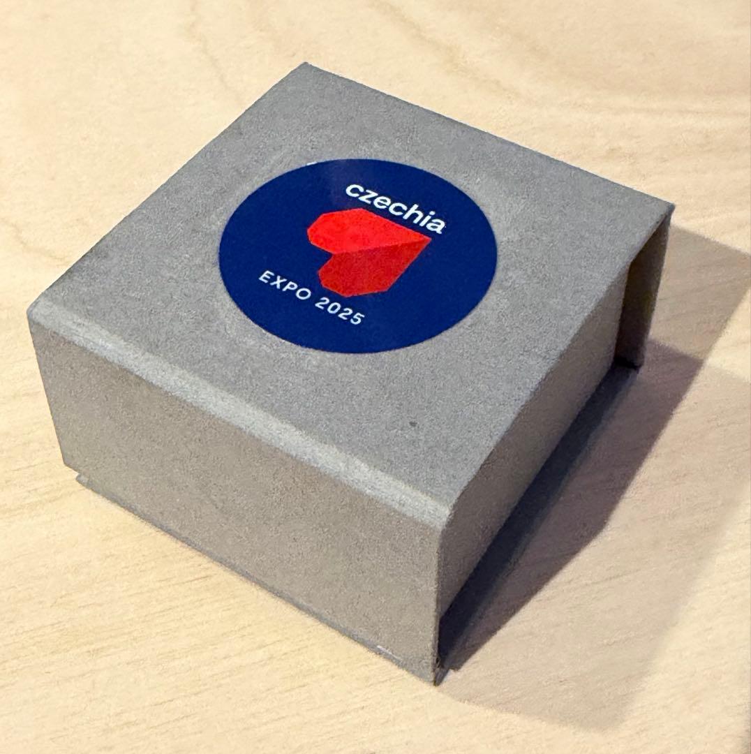 「非商品」チェコ館　ボヘミアンガラスピンバッジ　万博 ギフトボックス付き