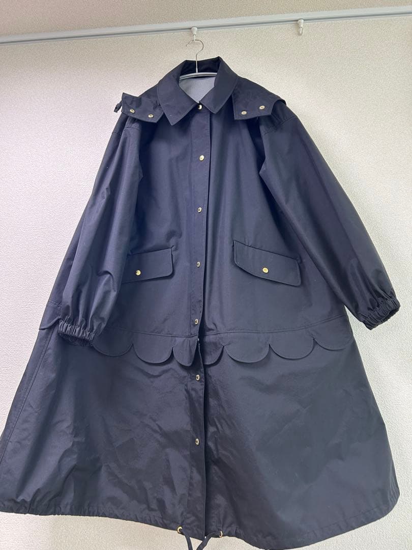 ロージーモンスター　フード付きスカラップレインコート