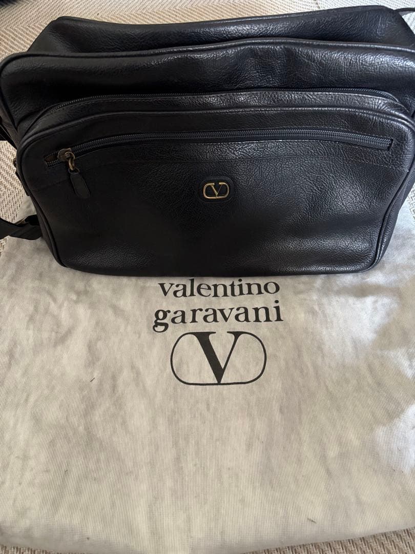 valentino garavani 黒 レザー ショルダーバッグ