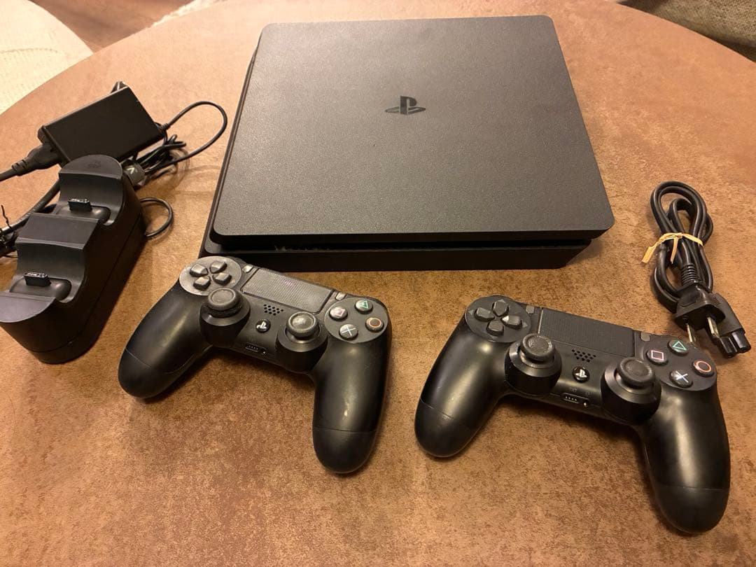 PlayStation 4 Slim 本体 と 付属品等