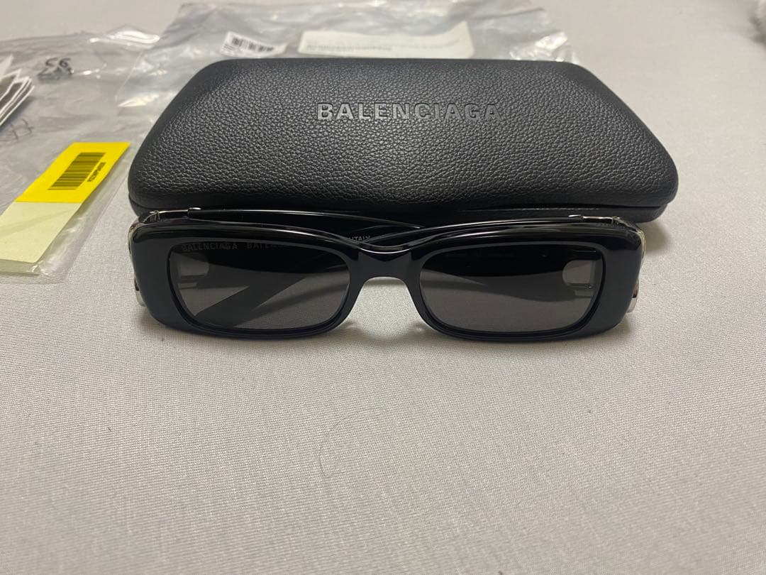 BALENCIAGA ブラックサングラス BBロゴ付き