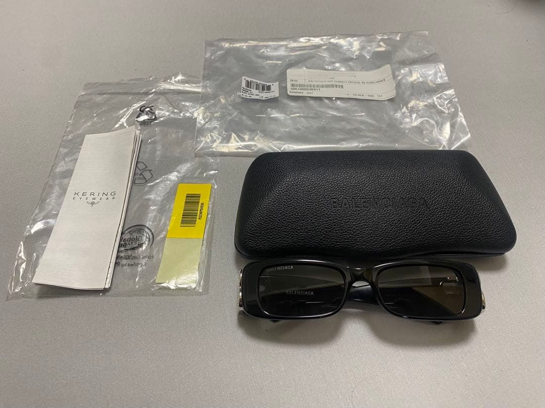 BALENCIAGA ブラックサングラス BBロゴ付き