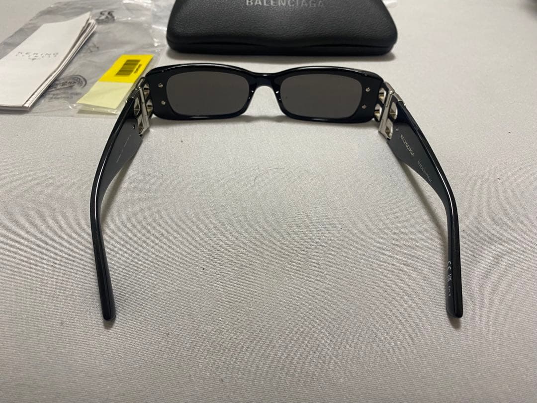 BALENCIAGA ブラックサングラス BBロゴ付き