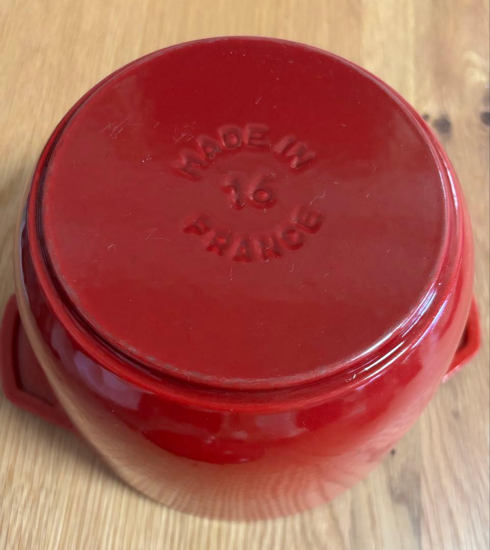 STAUB 丸型 赤 鋳鉄製両手鍋 蓋付き