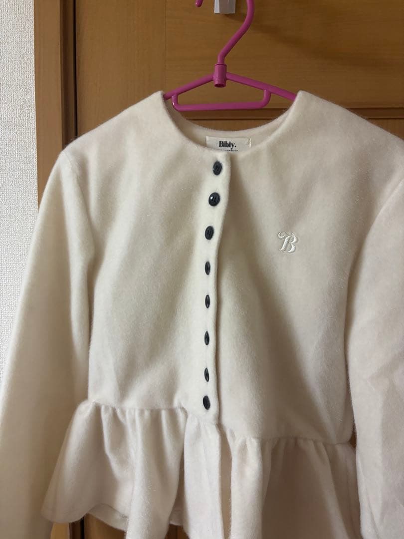 週末限定値下げ♥️Bibiy. \"B\" ペプラム カーディガン ホワイト