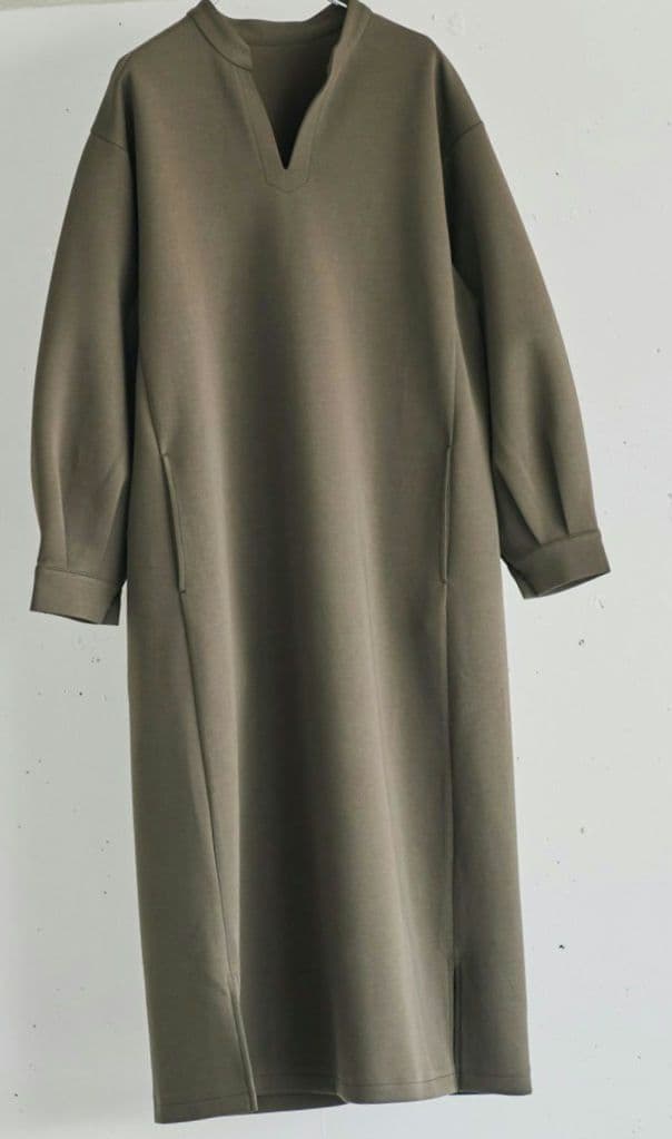 1743　北欧暮らしの道具店　シワになりにくいポンチ素材のワンピース　オリーブM