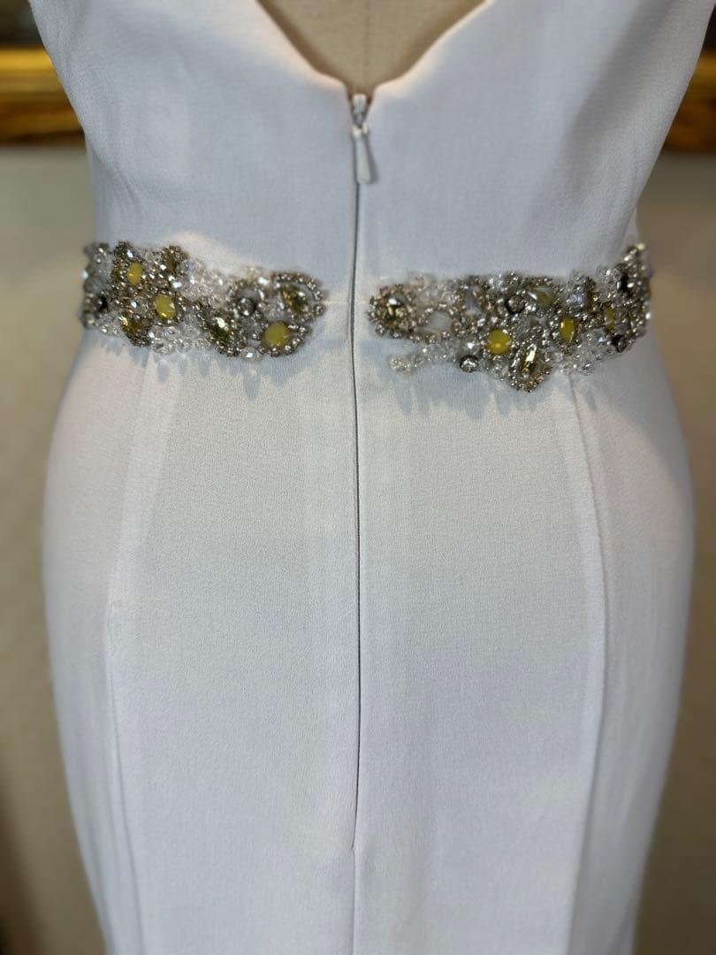 ホワイト Vネック フィット＆フレアドレス