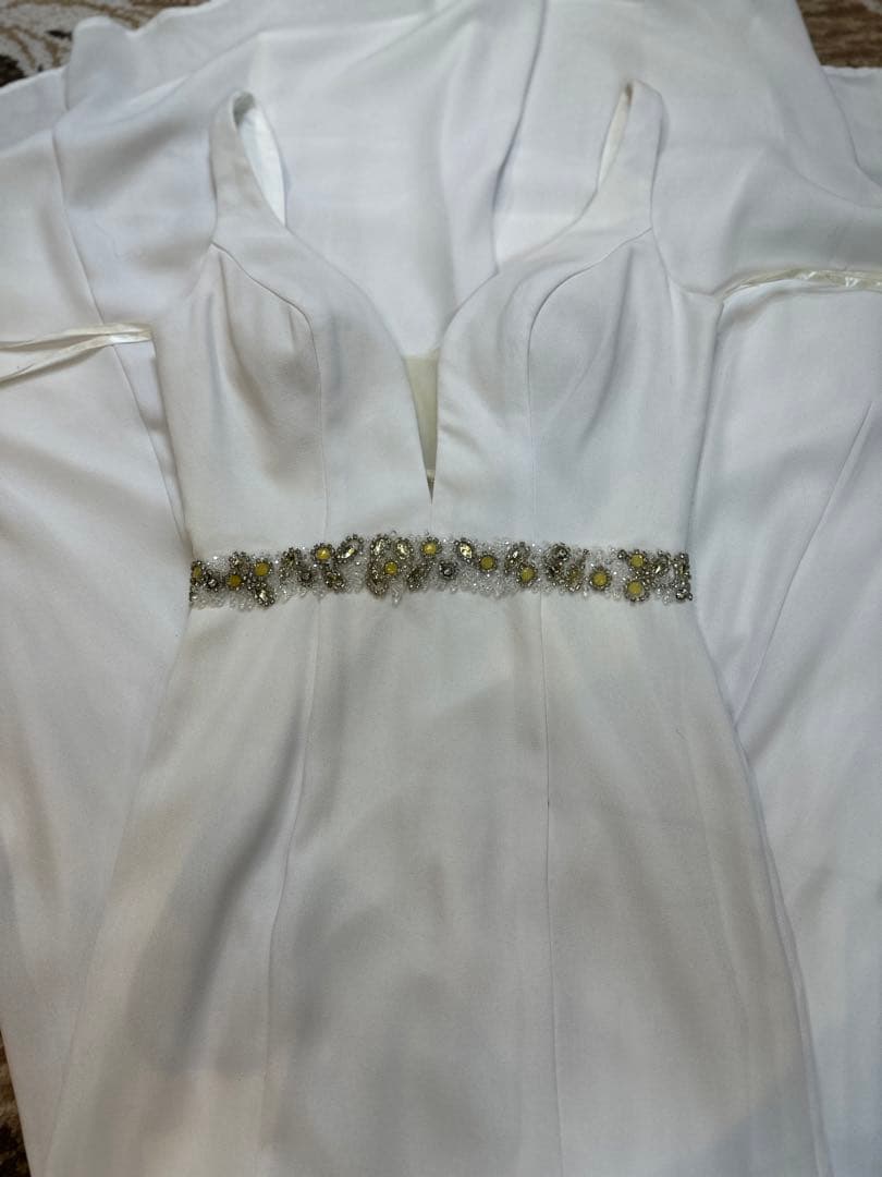 ホワイト Vネック フィット＆フレアドレス