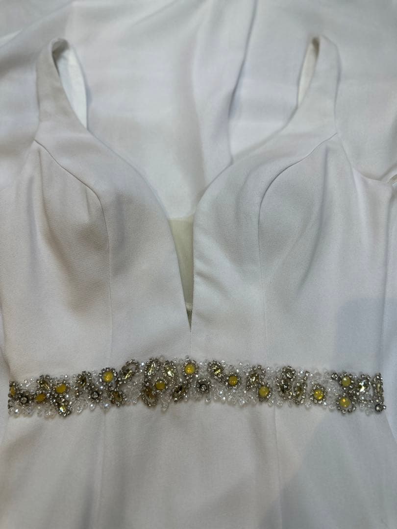 ホワイト Vネック フィット＆フレアドレス