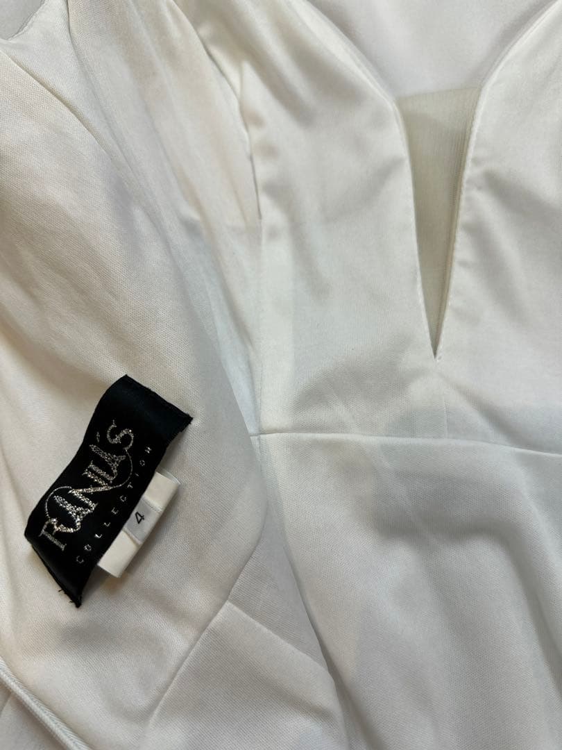 ホワイト Vネック フィット＆フレアドレス